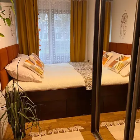 Yellow Airport Galeria Mokotow Netflix Apartment