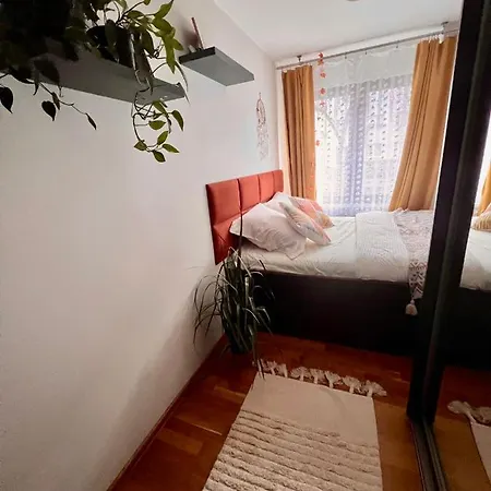 Yellow Airport Galeria Mokotow Netflix Apartment Warschau