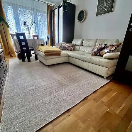 Yellow Airport Galeria Mokotow Netflix Apartment