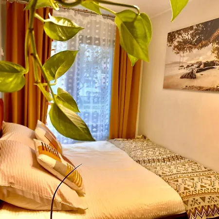 Apartment Yellow Airport Galeria Mokotow Netflix Warschau